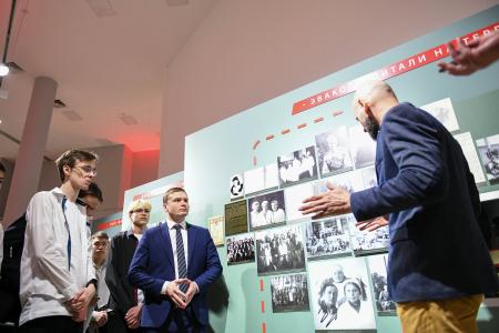 Республика Хакасия. Валентин Коновалов провел экскурсию для молодежи в рамках просветительской акции «Прогулка со Знанием»