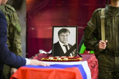 Глава Хакасии, первый секретарь рескома КПРФ Валентин Коновалов будет ходатайствовать о присвоении погибшему депутату-коммунисту Дмитрию Иванову звания Героя России