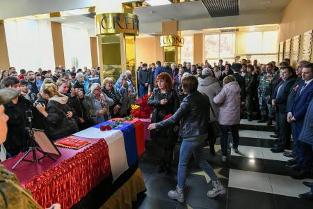 Глава Хакасии, первый секретарь рескома КПРФ Валентин Коновалов будет ходатайствовать о присвоении погибшему депутату-коммунисту Дмитрию Иванову звания Героя России