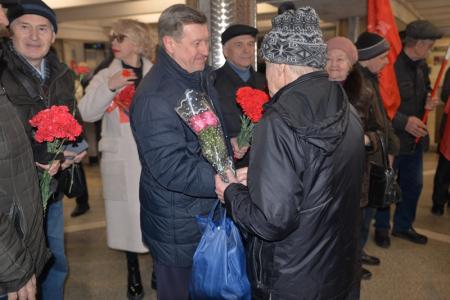Новосибирские коммунисты возложили цветы к барельефу Гагарина