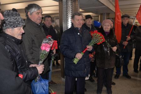 Новосибирские коммунисты возложили цветы к барельефу Гагарина