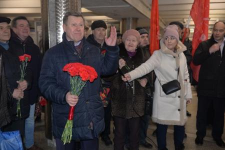 Новосибирские коммунисты возложили цветы к барельефу Гагарина