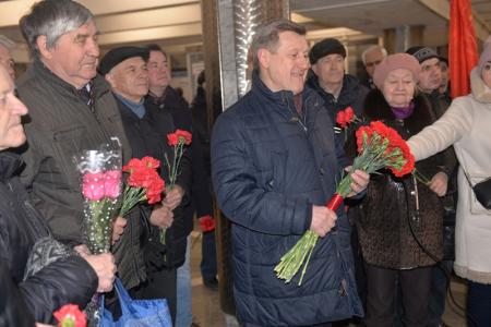 Новосибирские коммунисты возложили цветы к барельефу Гагарина