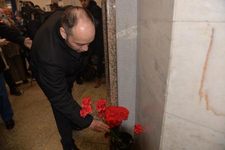 Новосибирские коммунисты возложили цветы к барельефу Гагарина