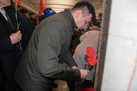 Новосибирские коммунисты возложили цветы к барельефу Гагарина