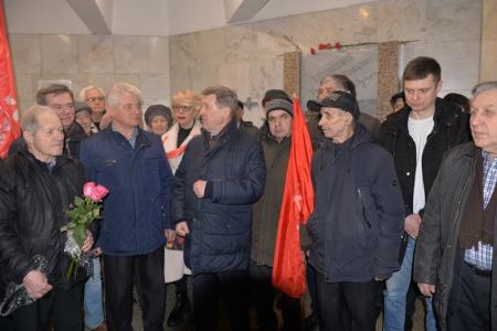 Новосибирские коммунисты возложили цветы к барельефу Гагарина
