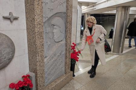 Новосибирские коммунисты возложили цветы к барельефу Гагарина