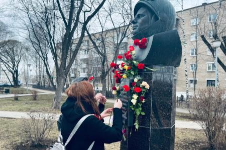 Пермские коммунисты и комсомольцы возложили цветы к памятнику великого космонавта Юрия Гагарина