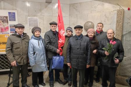 Новосибирские коммунисты возложили цветы к барельефу Гагарина
