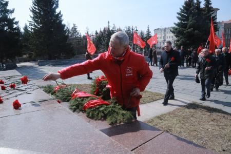 В Омске коммунисты выразили протест против драпировки Мавзолея В.И. Ленина 9 Мая