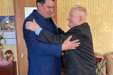 Тульская область. А.А. Лебедев поздравил с 97-летием ветерана войны и партии А.И. Тимофеева