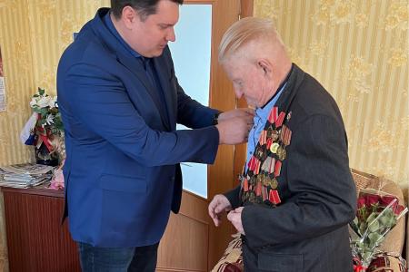 Тульская область. А.А. Лебедев поздравил с 97-летием ветерана войны и партии А.И. Тимофеева