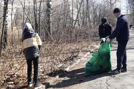 Ивановские коммунисты и комсомольцы провели субботник на Мемориале старых большевиков