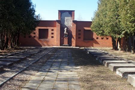 Ивановские коммунисты и комсомольцы провели субботник на Мемориале старых большевиков