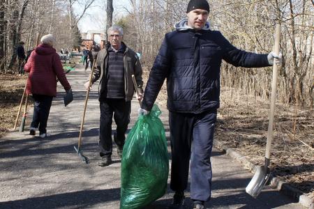 Ивановские коммунисты и комсомольцы провели субботник на Мемориале старых большевиков