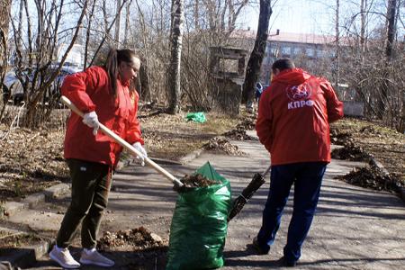 Ивановские коммунисты и комсомольцы провели субботник на Мемориале старых большевиков