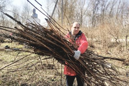 Тульские коммунисты проводят ленинские субботники по всему региону