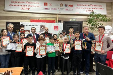 Коммунисты Карачаево-Черкесии в честь Дня космонавтики возложили цветы к памятнику Ю.А. Гагарину, провели городскую викторину «Время первых» и шахматный турнир «Кубок Гагарина»