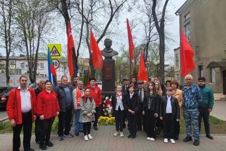Коммунисты Карачаево-Черкесии в честь Дня космонавтики возложили цветы к памятнику Ю.А. Гагарину, провели городскую викторину «Время первых» и шахматный турнир «Кубок Гагарина»