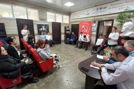 Коммунисты Карачаево-Черкесии в честь Дня космонавтики возложили цветы к памятнику Ю.А. Гагарину, провели городскую викторину «Время первых» и шахматный турнир «Кубок Гагарина»