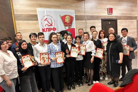 Коммунисты Карачаево-Черкесии в честь Дня космонавтики возложили цветы к памятнику Ю.А. Гагарину, провели городскую викторину «Время первых» и шахматный турнир «Кубок Гагарина»