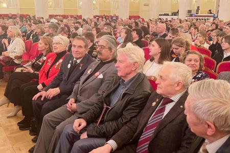 Участники торжественного вечера в Москве, посвященного юбилею Сталинградской битвы, поддержали требование Г.А. Зюганова о прекращении драпировки Мавзолея