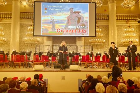 Участники торжественного вечера в Москве, посвященного юбилею Сталинградской битвы, поддержали требование Г.А. Зюганова о прекращении драпировки Мавзолея