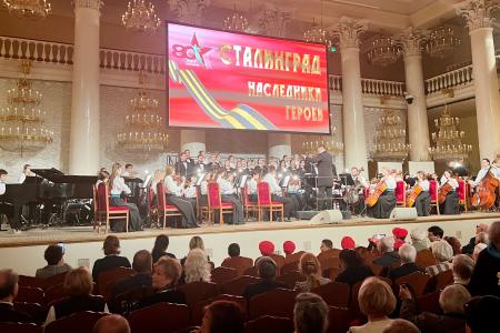 Участники торжественного вечера в Москве, посвященного юбилею Сталинградской битвы, поддержали требование Г.А. Зюганова о прекращении драпировки Мавзолея