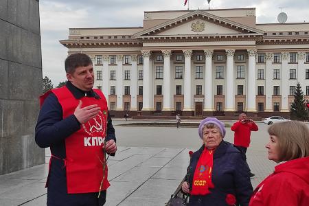 Тюменские коммунисты отметили день рождения Ленина возложением цветов и ударным трудом