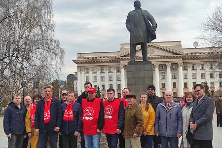 Тюменские коммунисты отметили день рождения Ленина возложением цветов и ударным трудом