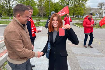Херсонские коммунисты возложили цветы к памятнику Ленина в городе Геническе