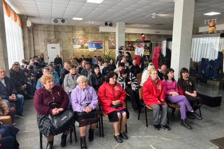 Херсонские коммунисты возложили цветы к памятнику Ленина в городе Геническе