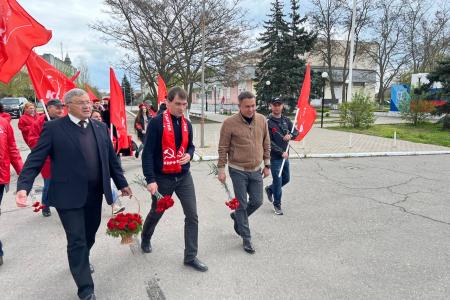 Херсонские коммунисты возложили цветы к памятнику Ленина в городе Геническе