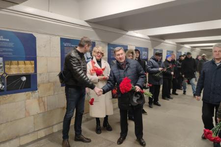 Новосибирские коммунисты возложили цветы к барельефу Гагарина