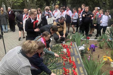 Коммунисты Севастополя почтили память Героя СССР В.Д. Ревякина