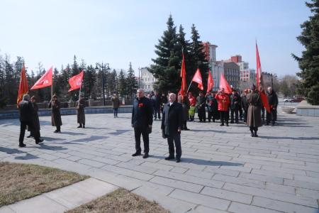 В Омске коммунисты выразили протест против драпировки Мавзолея В.И. Ленина 9 Мая