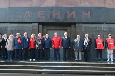 На Красной площади в Москве прошла торжественная акция в честь Дня космонавтики