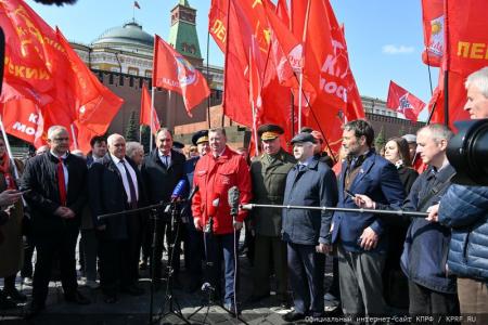 На Красной площади в Москве прошла торжественная акция в честь Дня космонавтики