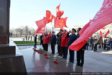 На Красной площади в Москве прошла торжественная акция в честь Дня космонавтики