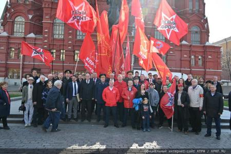 На Красной площади в Москве прошла торжественная акция в честь Дня космонавтики