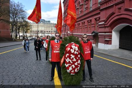 Цветы к Мавзолею Вождя мирового пролетариата