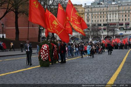 Цветы к Мавзолею Вождя мирового пролетариата