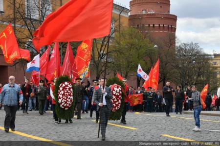 Цветы к Мавзолею Вождя мирового пролетариата