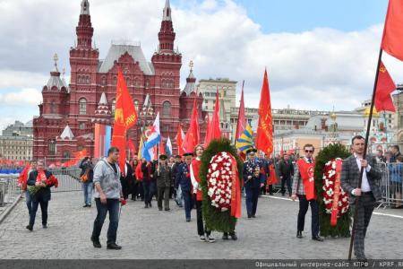 Цветы к Мавзолею Вождя мирового пролетариата