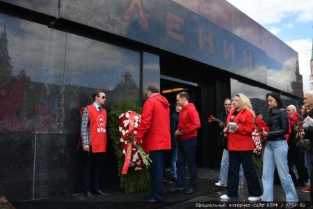 Цветы к Мавзолею Вождя мирового пролетариата