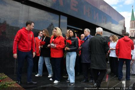 Цветы к Мавзолею Вождя мирового пролетариата