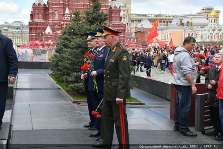 Цветы к Мавзолею Вождя мирового пролетариата