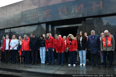 Цветы к Мавзолею Вождя мирового пролетариата