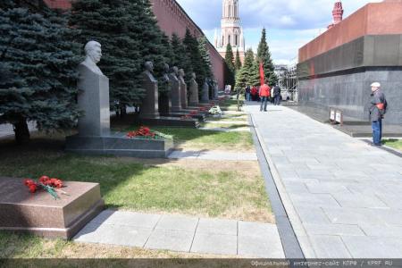 Цветы к Мавзолею Вождя мирового пролетариата