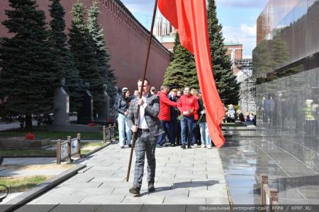 Цветы к Мавзолею Вождя мирового пролетариата